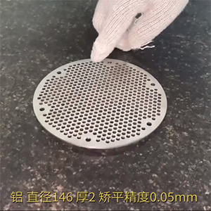 小型矯平機(jī)，小型沖孔網(wǎng)板整平機(jī)，微沖孔校平機(jī)